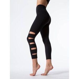 Beyond Yoga Wide Band Stacked Capri Leggings Black